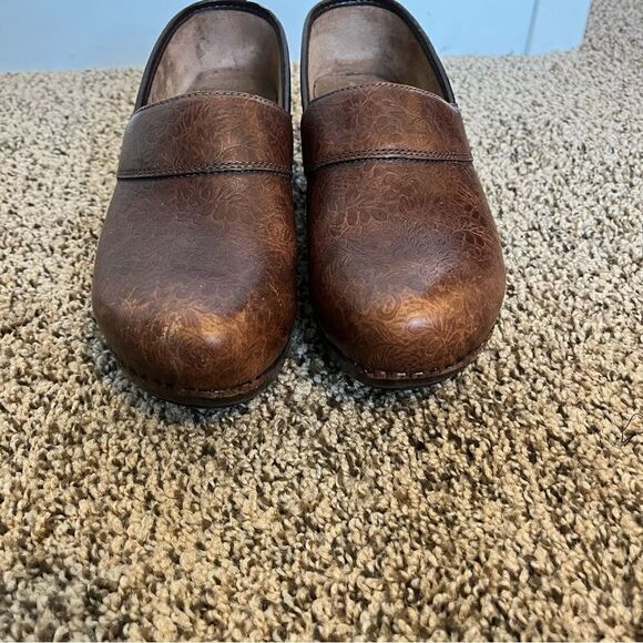 Dansko BROWN FLORAL TOOLED CLOG - Picture 7 of 16